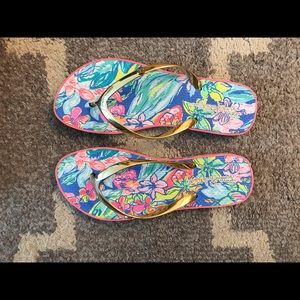 Lily Pulitzer pool flip flops With Gold Hardware💕